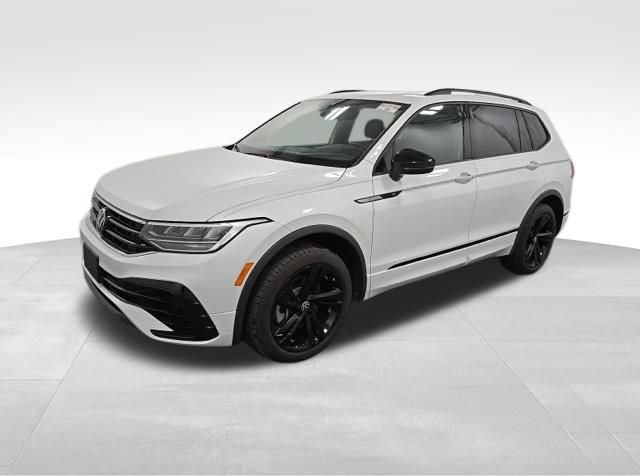Used 2024 Volkswagen Tiguan SE R-Line AWD/4WD image 3