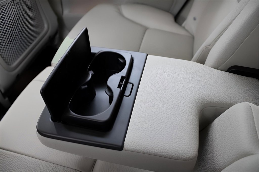 Certified 2025 Volvo XC90 T8 Plus w/ Protection Package Premier image 32