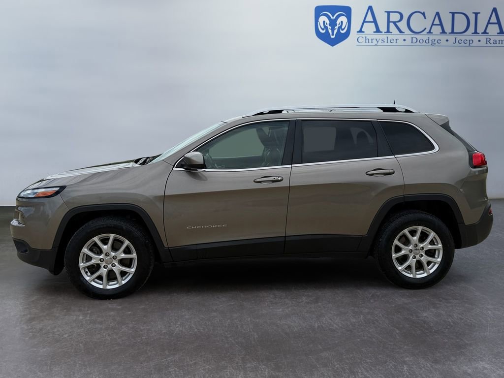 Used 2018 Jeep Cherokee Latitude Plus w/ Cold Weather Group AWD/4WD image 2