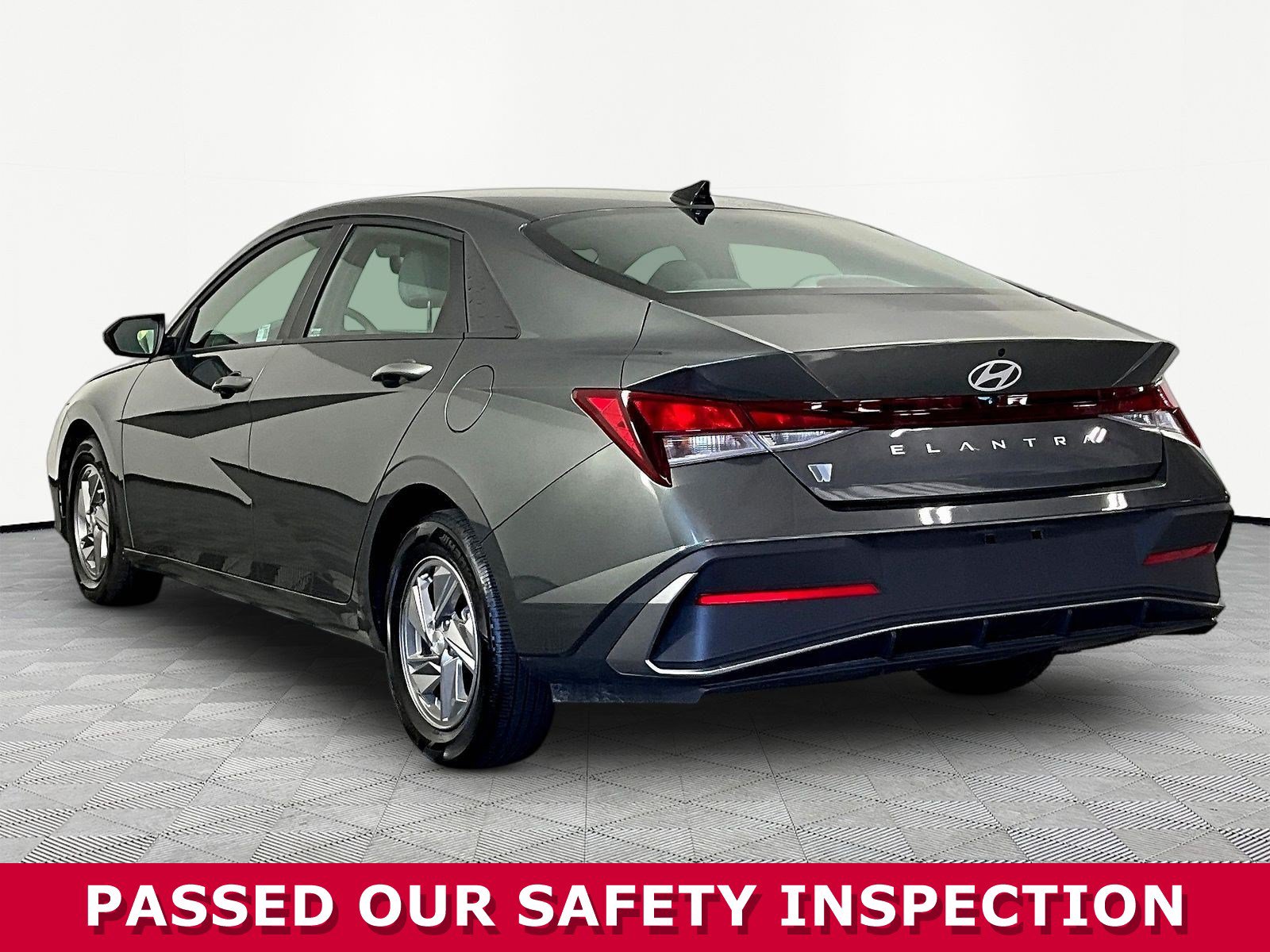 Used 2025 Hyundai Elantra SE FWD image 4