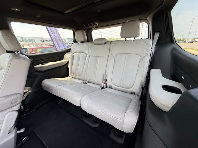 Used 2025 Jeep Wagoneer Series III w/ Premium Group I AWD/4WD image 11