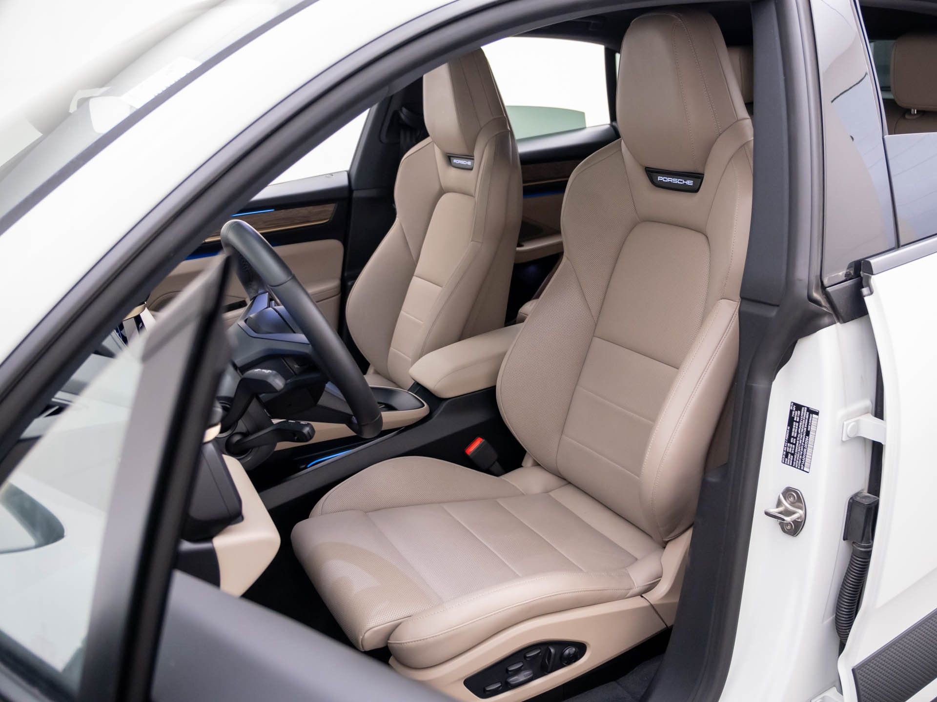 Certified 2024 Porsche Macan 4 Electric image 5