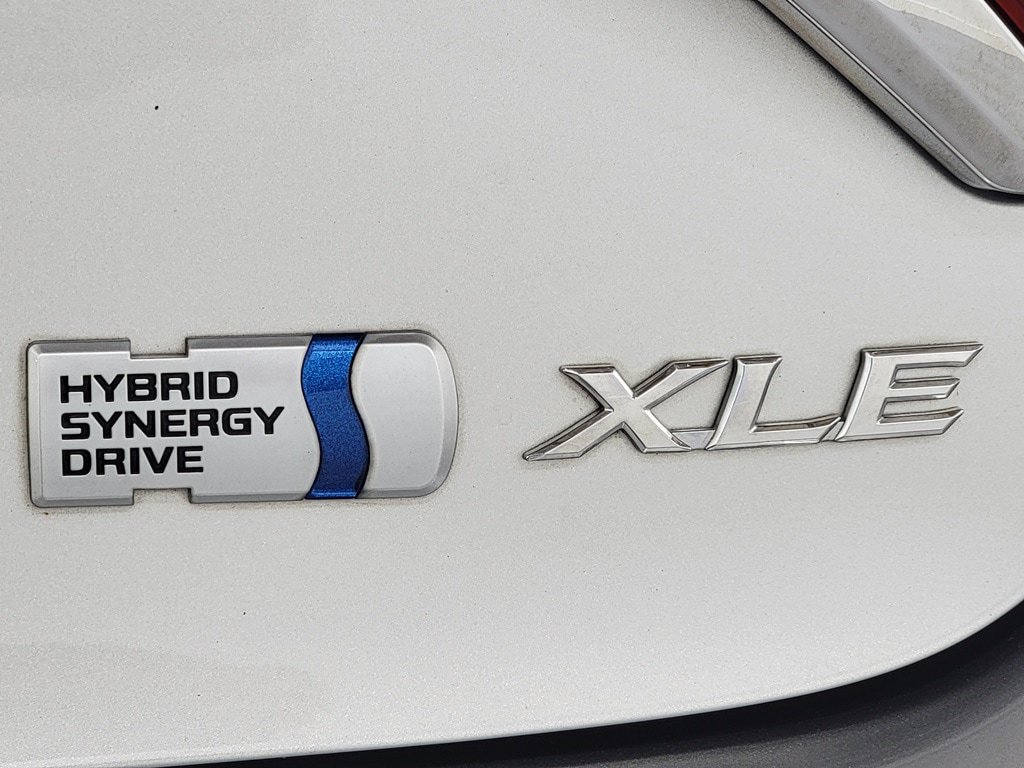 Used 2015 Toyota Camry XLE w/ Moonroof Package FWD image 10