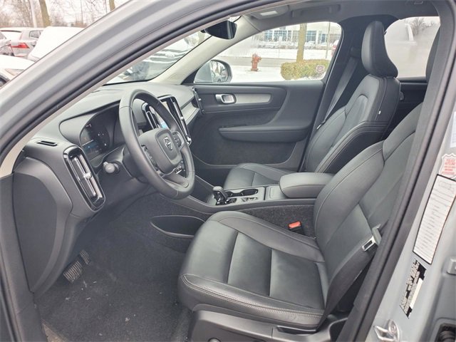 Used 2025 Volvo XC40 B5 Core image 14