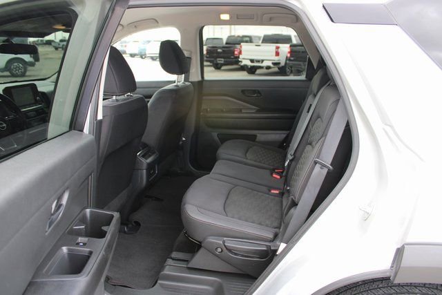 Used 2023 Nissan Pathfinder S image 16