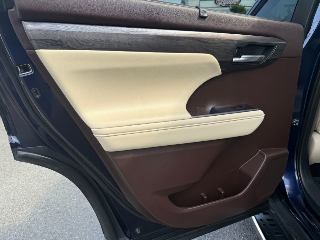 Used 2021 Toyota Highlander Platinum image 25