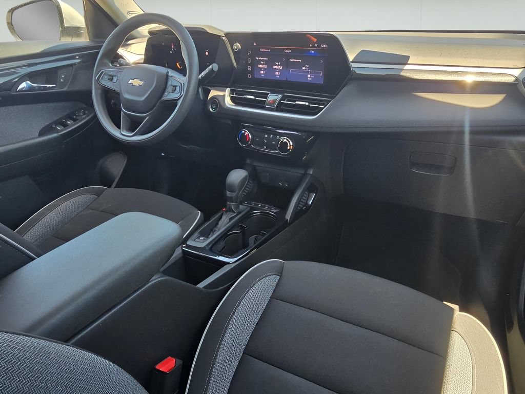 Used 2025 Chevrolet TrailBlazer LT AWD/4WD image 14