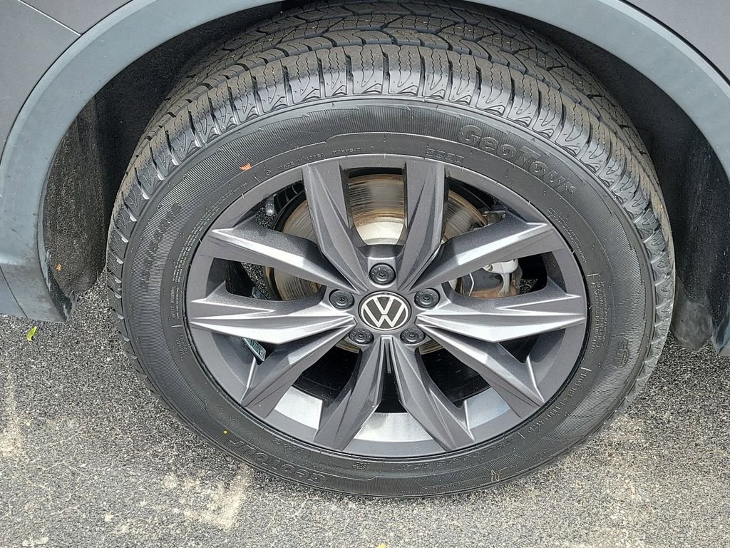 Used 2022 Volkswagen Tiguan SE w/ Panoramic Sunroof Package FWD image 6
