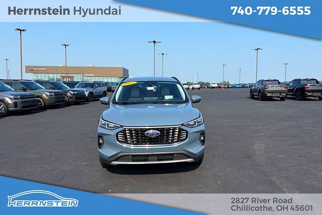 Used 2023 Ford Escape Platinum w/ Premium Technology Package AWD/4WD image 2