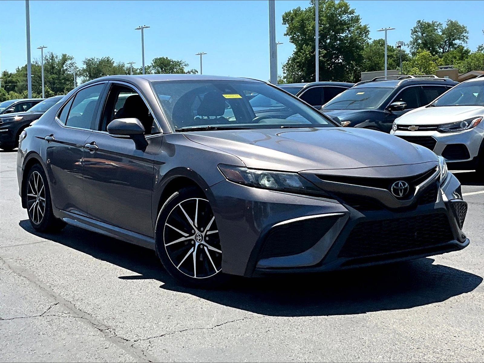 Used 2023 Toyota Camry SE AWD/4WD image 3