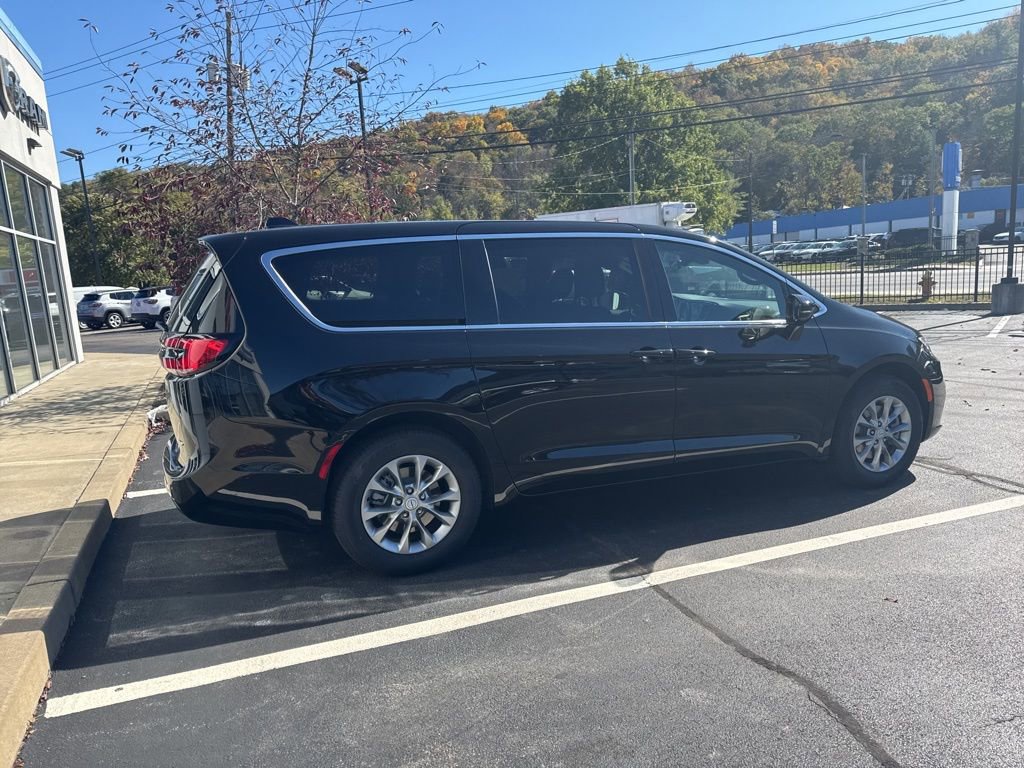 New 2026 Chrysler Pacifica Select image 7