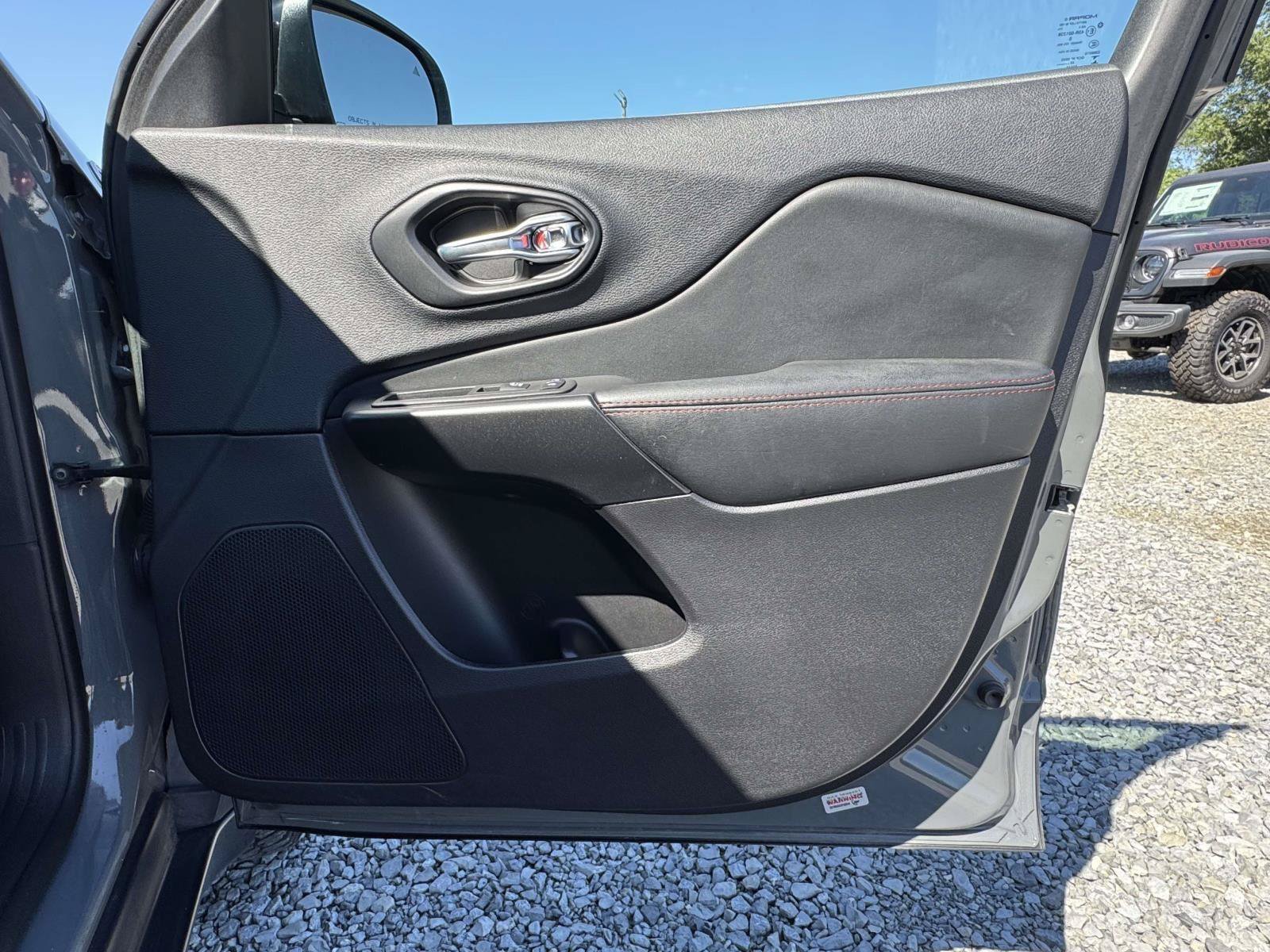 Used 2022 Jeep Cherokee Trailhawk AWD/4WD image 17