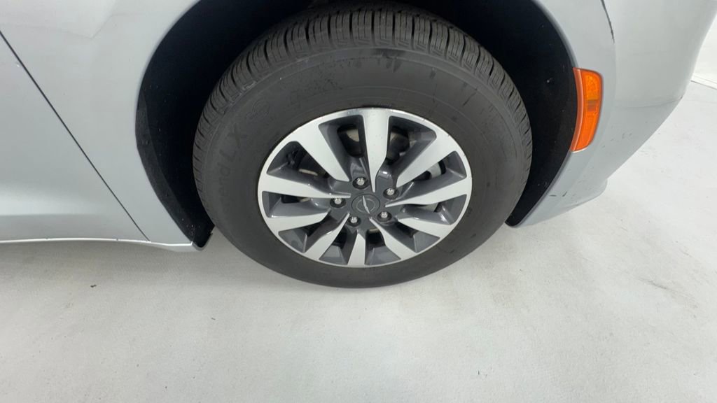 Used 2022 Chrysler Pacifica Touring-L FWD image 9