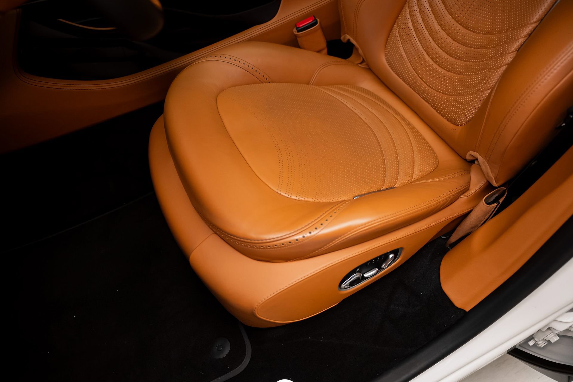 Used 2023 Aston Martin DBX AWD/4WD image 61
