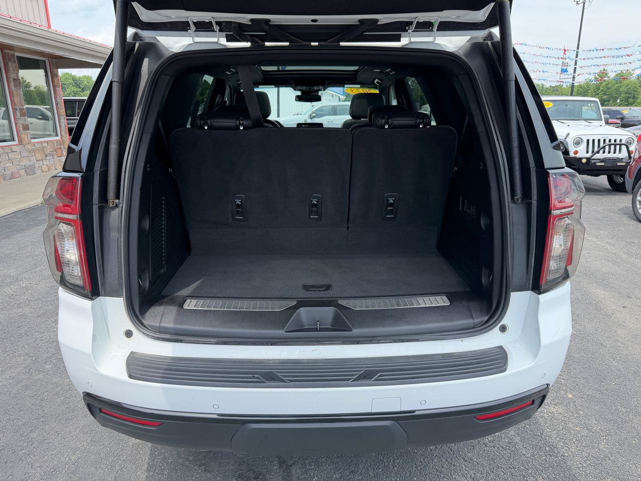 Used 2023 Chevrolet Tahoe Z71 w/ Luxury Package AWD/4WD image 6
