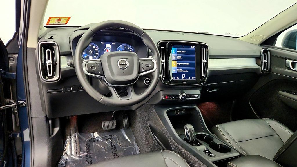 Used 2021 Volvo XC40 T5 Momentum w/ Premium Package AWD/4WD image 13