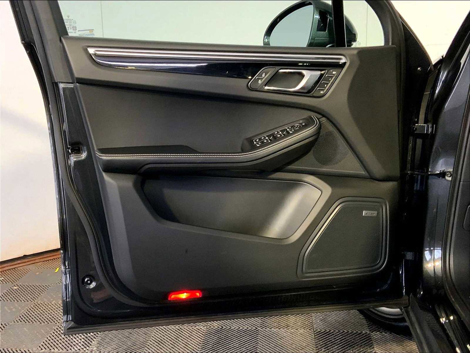 Certified 2024 Porsche Macan image 25