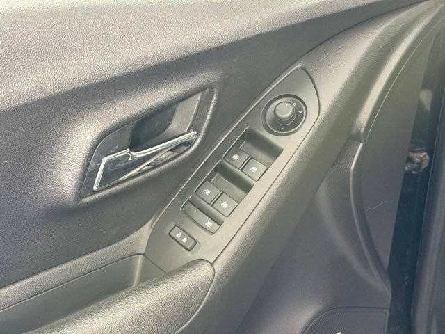 Used 2018 Chevrolet Trax Premier w/ Midnight Edition FWD image 13