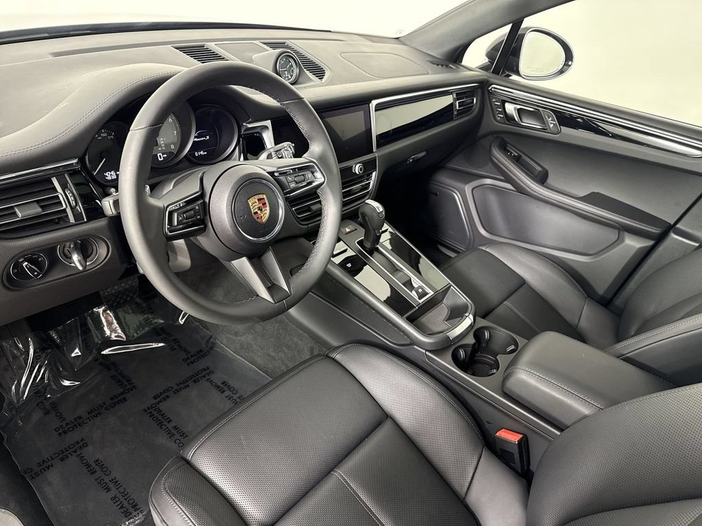 Certified 2025 Porsche Macan S AWD/4WD image 4