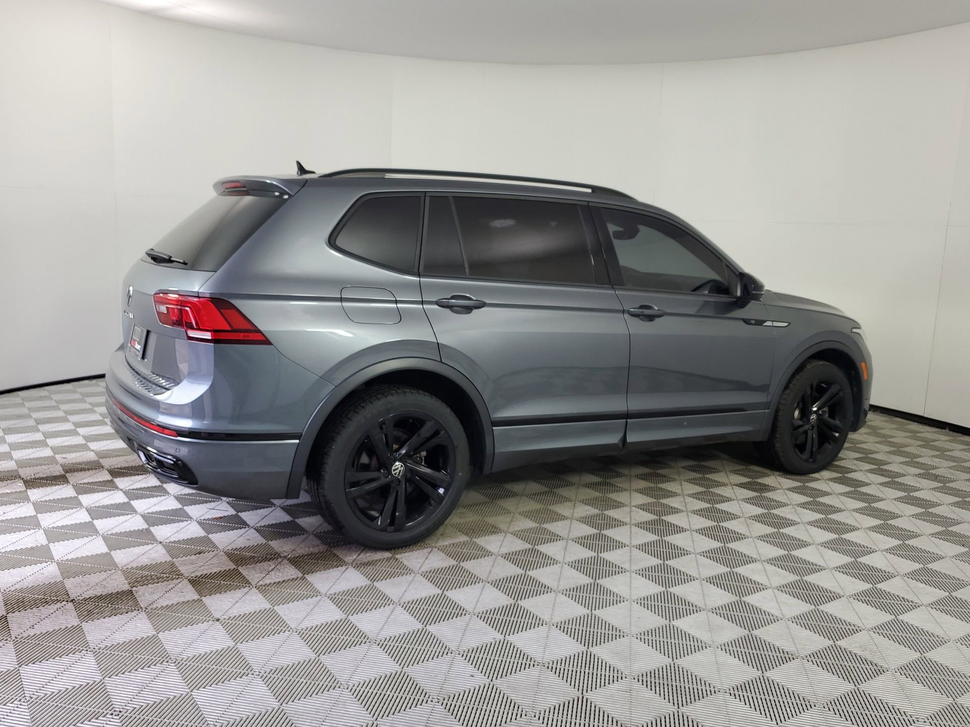 Used 2023 Volkswagen Tiguan SE R-Line image 11