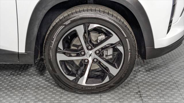Used 2025 Chevrolet Trax RS w/ Sunroof Package FWD image 37