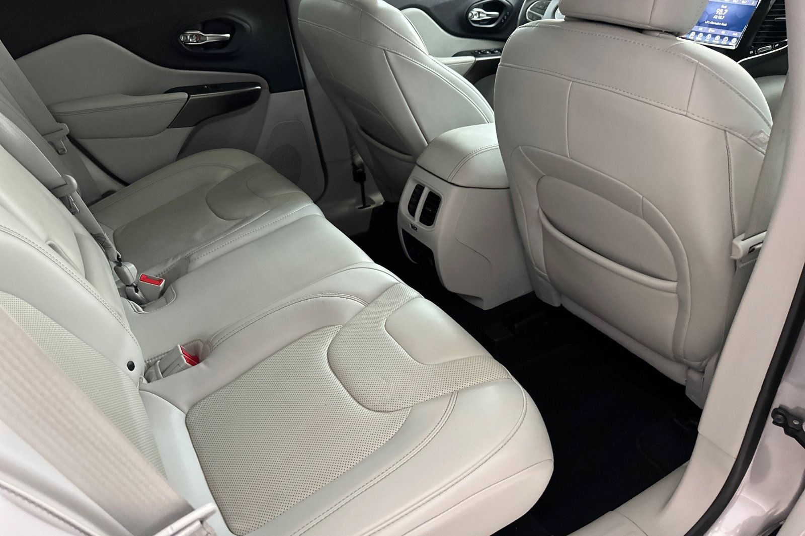 Used 2019 Jeep Cherokee Limited w/ Technology Group image 29