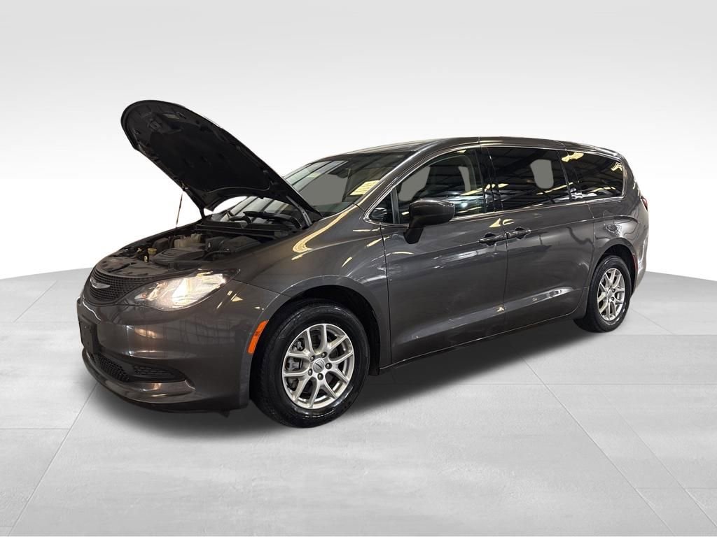 Used 2023 Chrysler Voyager LX image 14