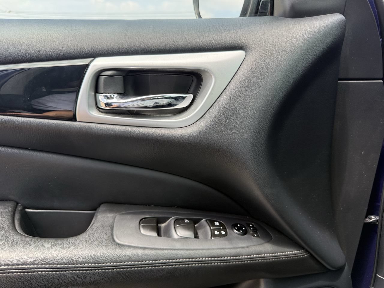 Used 2019 Nissan Pathfinder S FWD image 23