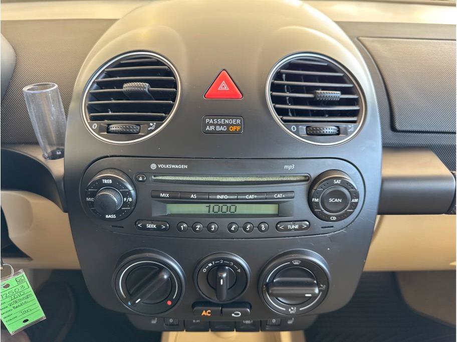 Used 2010 Volkswagen Beetle Final Edition FWD image 17