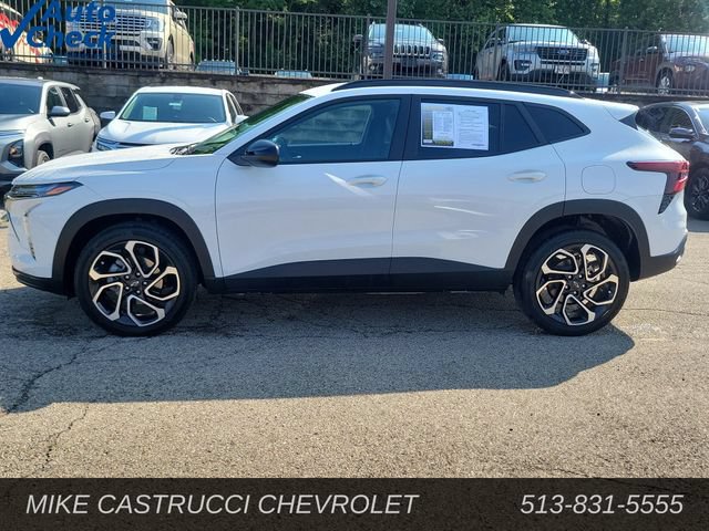 Used 2026 Chevrolet Trax RS FWD image 2