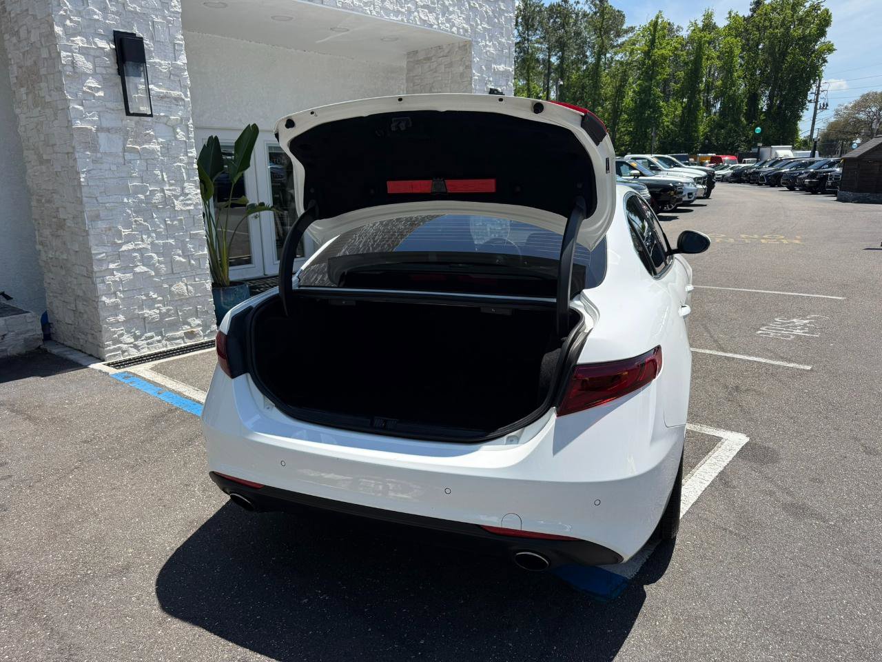 Used 2017 Alfa Romeo Giulia image 17