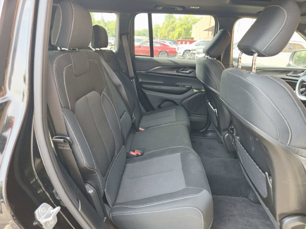 New 2025 Jeep Grand Cherokee Laredo X w/ Luxury Tech Group I AWD/4WD image 15