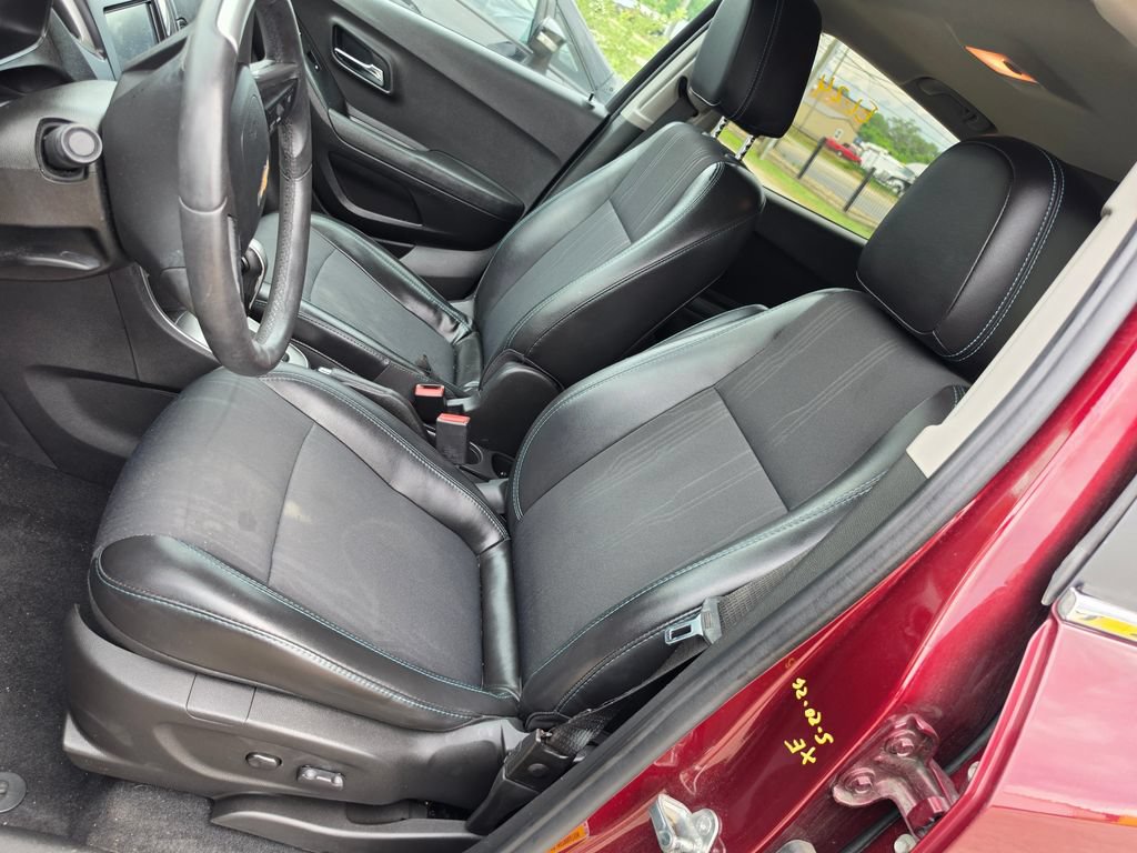 Used 2016 Chevrolet Trax LT w/ LT Sun and Sound Package AWD/4WD image 6