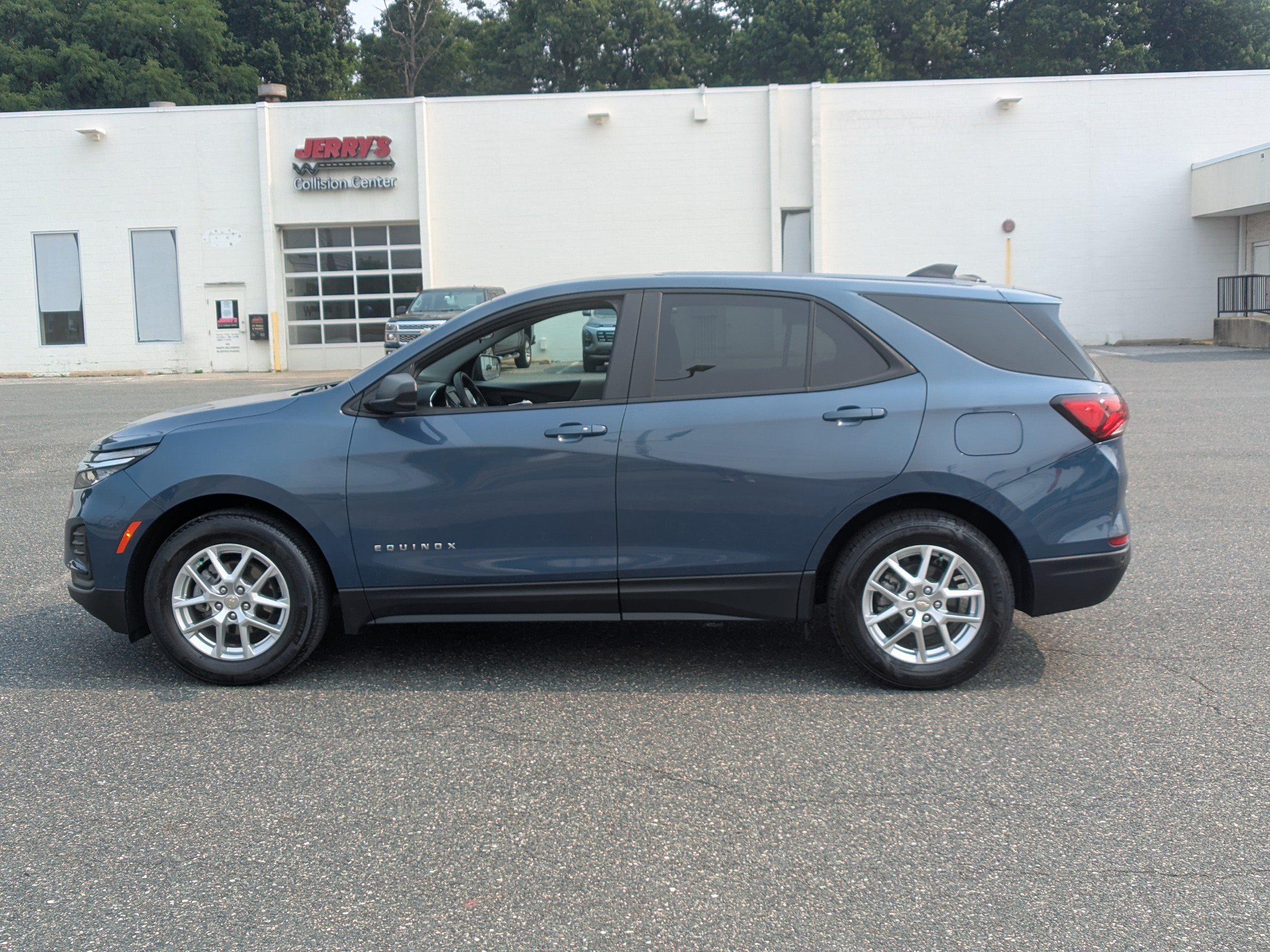 Used 2024 Chevrolet Equinox LS w/ LS Convenience Package FWD image 5