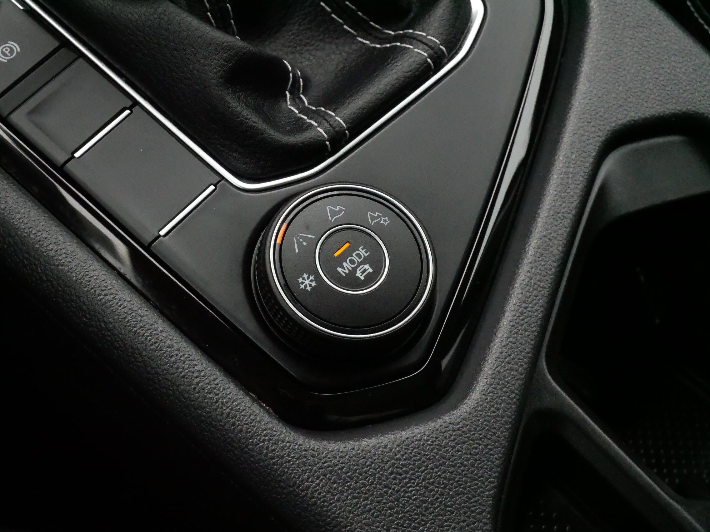 Certified 2022 Volkswagen Taos SEL w/ Panoramic Sunroof Package image 28