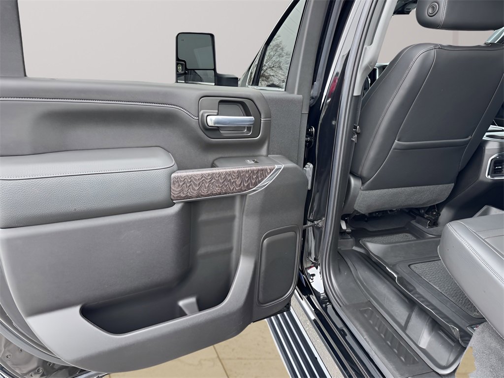 Used 2022 GMC Sierra 3500 Denali w/ Denali Black Diamond Edition image 38