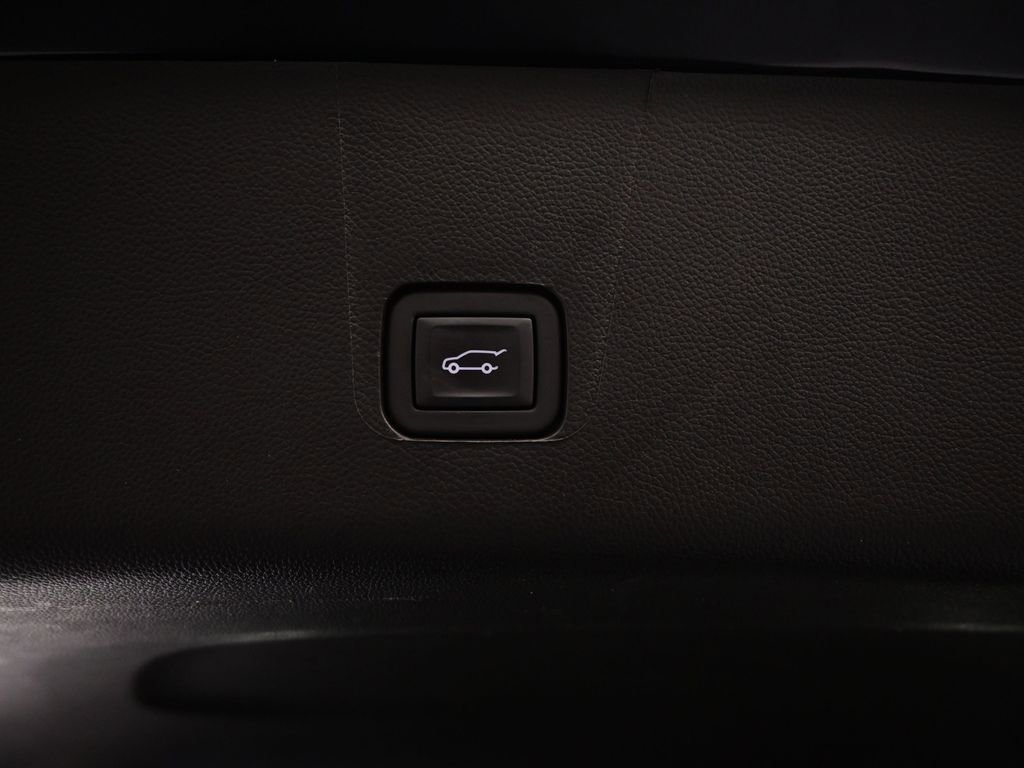 Used 2023 Chevrolet Traverse RS image 37