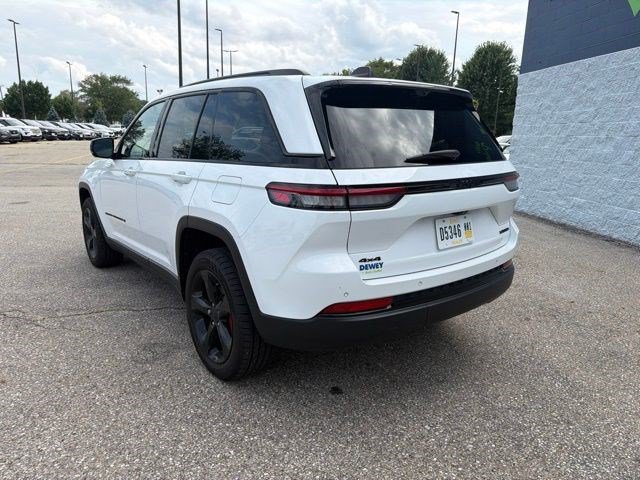Used 2023 Jeep Grand Cherokee Limited w/ Luxury Tech Group II AWD/4WD image 3