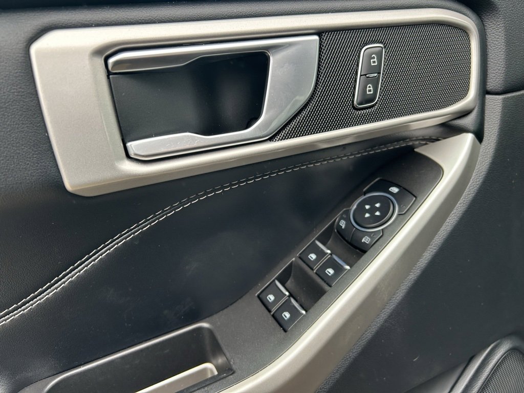 Used 2023 Ford Explorer XLT image 11