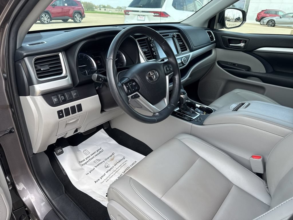 Used 2019 Toyota Highlander XLE AWD/4WD image 8
