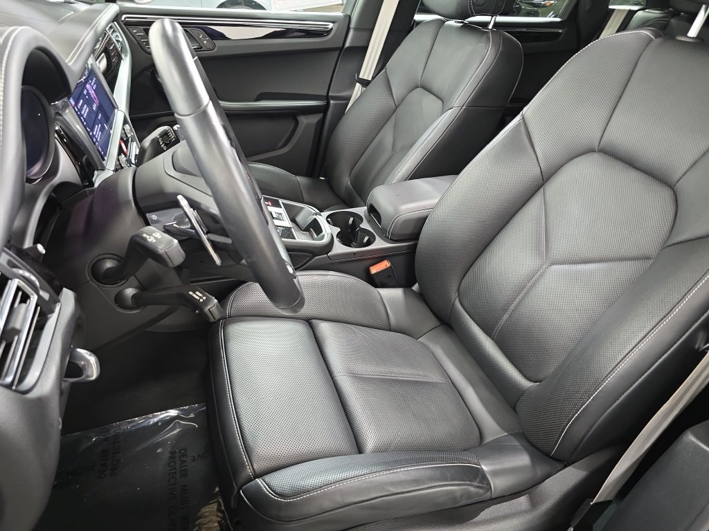 Certified 2025 Porsche Macan Turbo AWD/4WD image 5