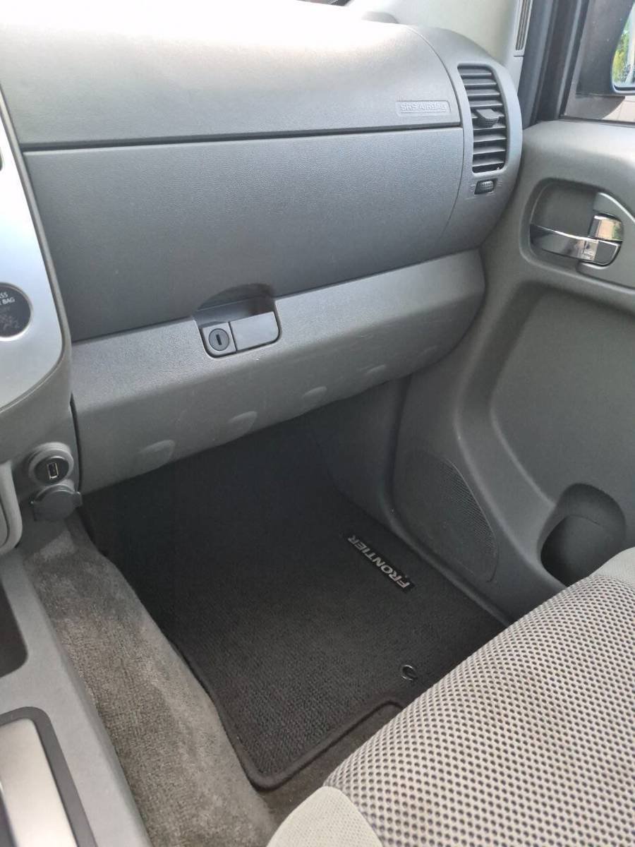 Used 2010 Nissan Frontier SE AWD/4WD image 15