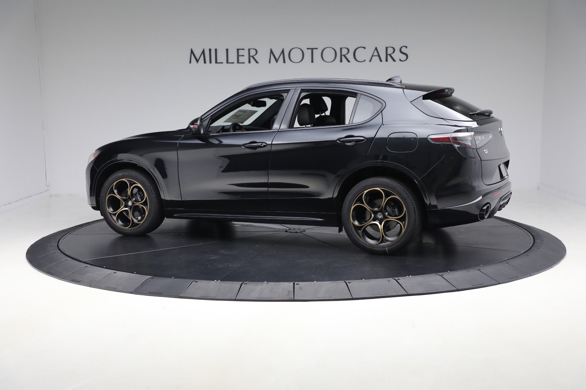 New 2025 Alfa Romeo Stelvio Sprint image 6
