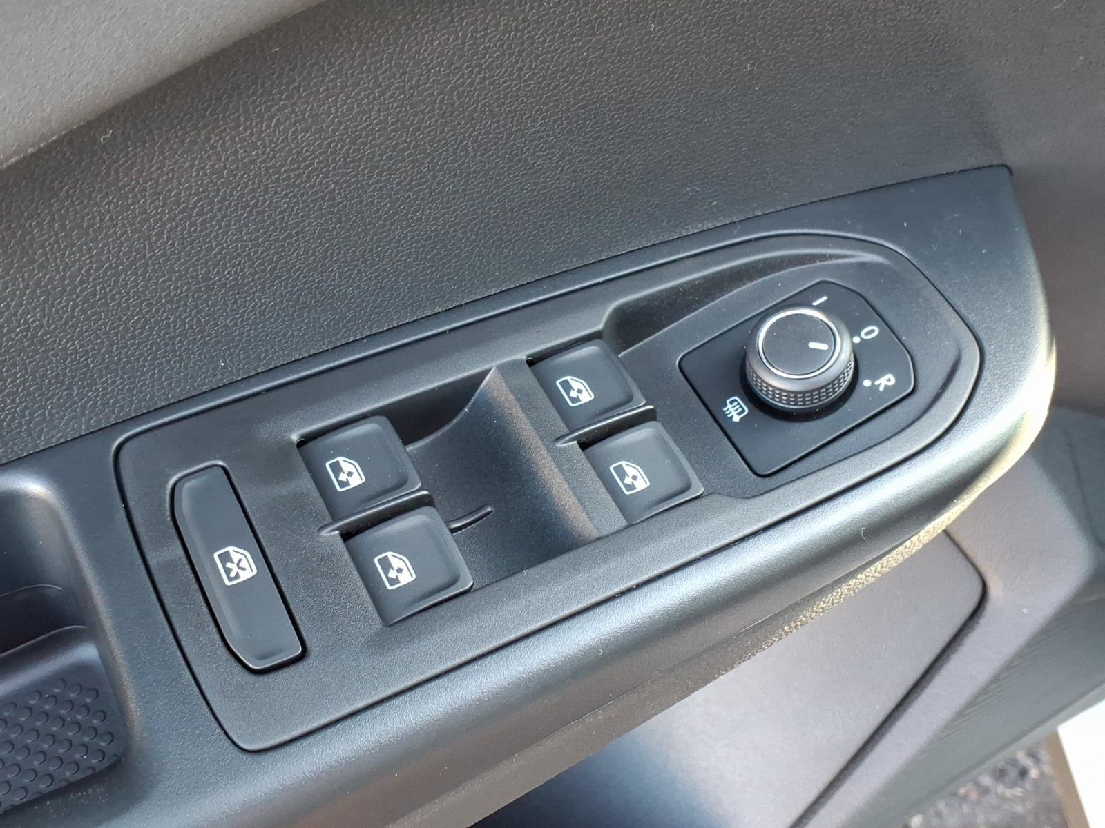New 2026 Volkswagen Taos SE FWD image 9