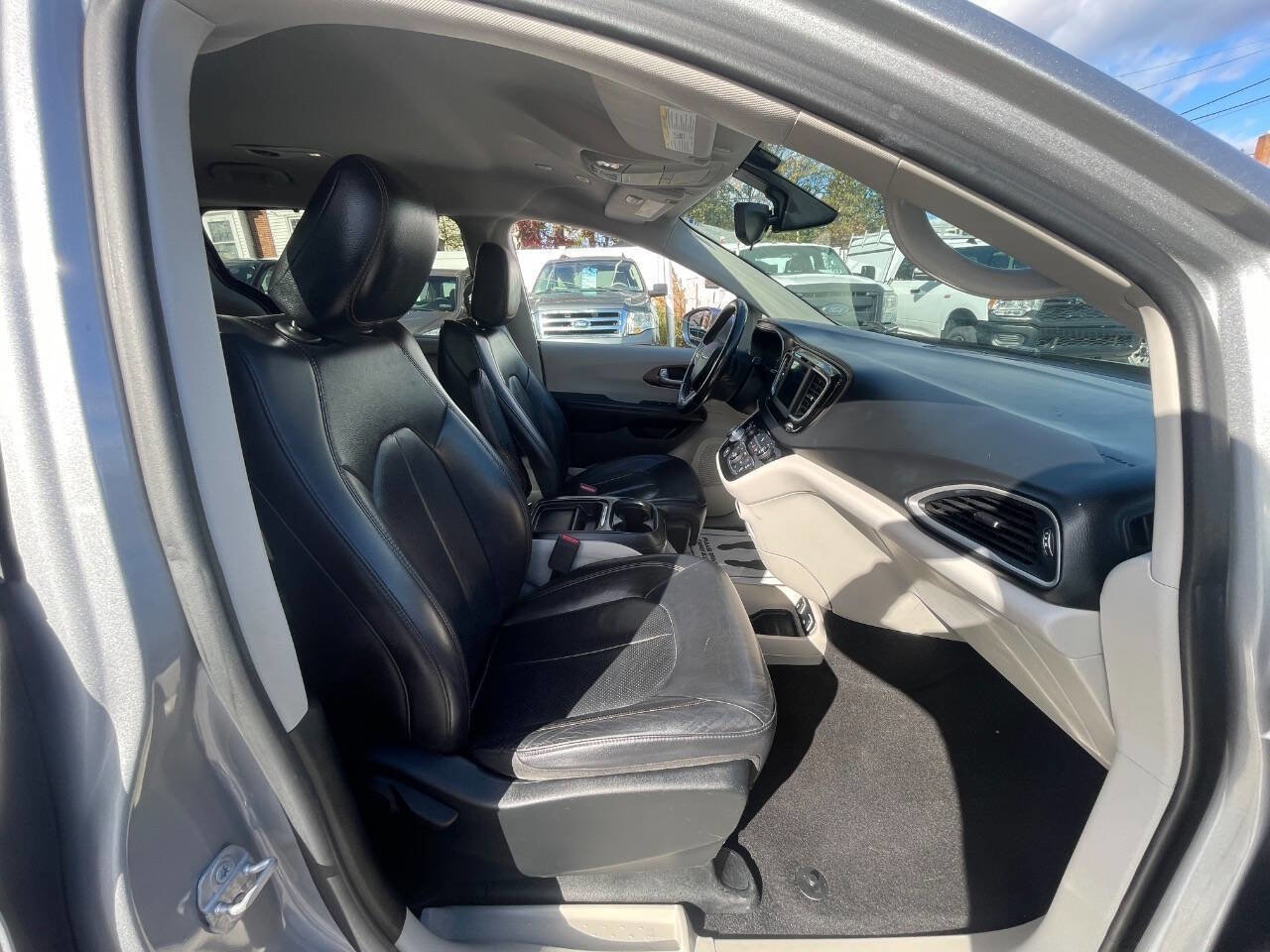 Used 2018 Chrysler Pacifica Touring-L image 31