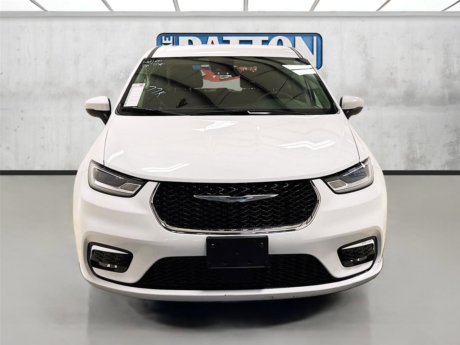 Used 2023 Chrysler Pacifica Touring-L image 2