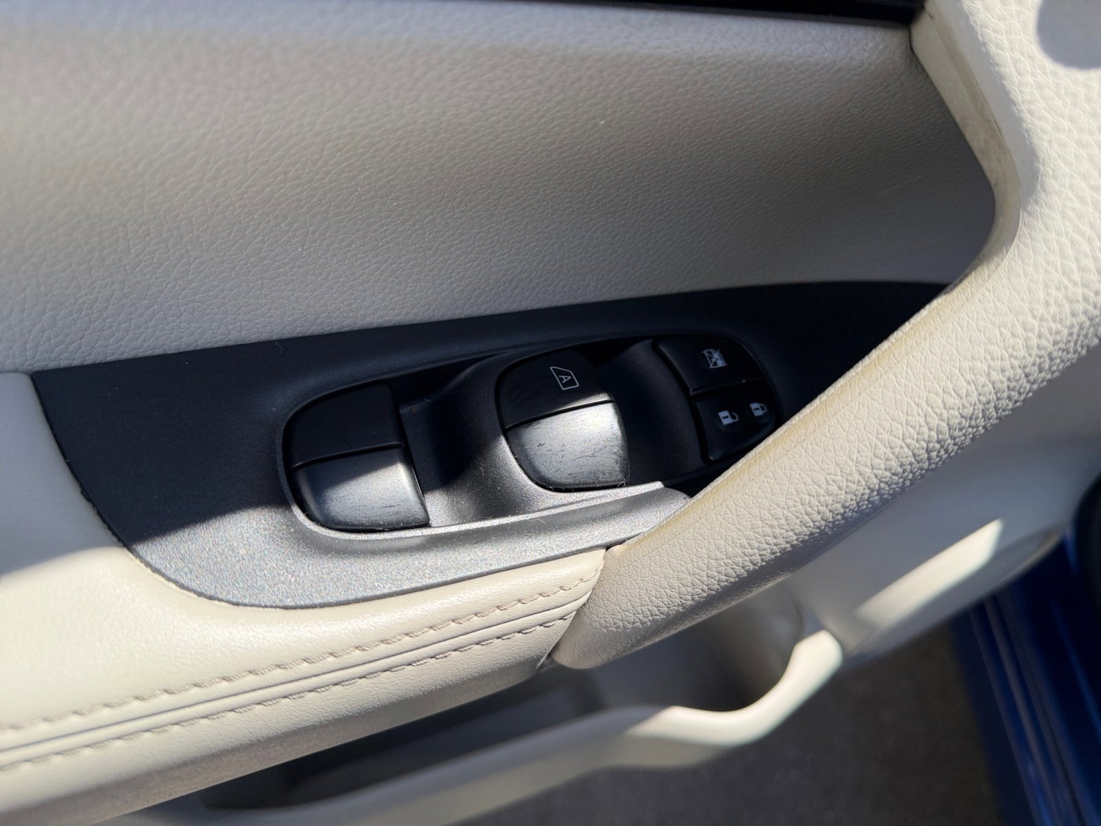 Used 2019 Nissan Rogue Sport SL w/ Premium Package FWD image 17