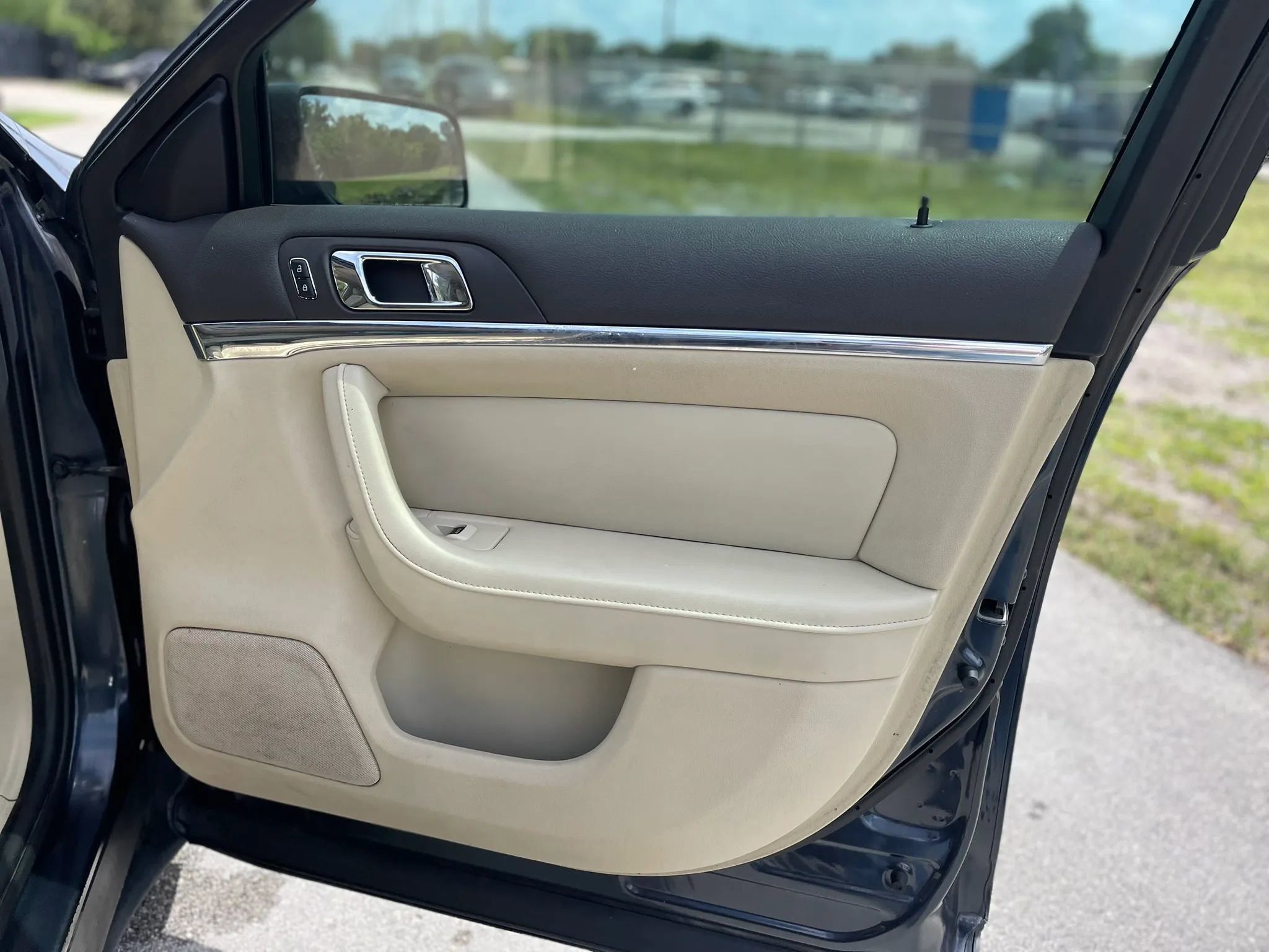 Used 2013 Lincoln MKS FWD image 34