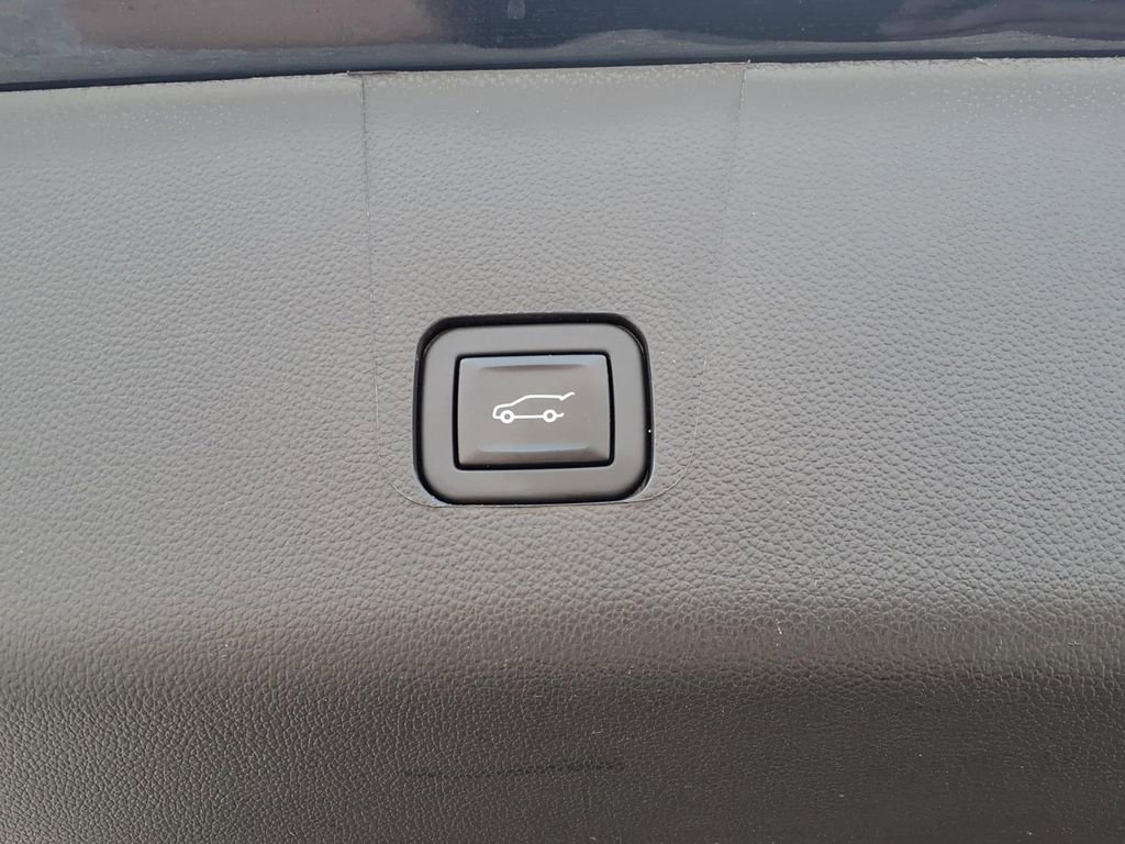 Used 2023 Chevrolet Traverse Premier image 8