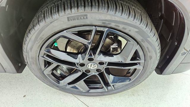 Used 2025 Volkswagen Tiguan SE R-Line image 54